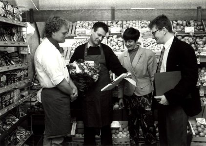 Mevrouw Houwers overhandigt de Hygiëne-oorkonde aan groentemand De Vos. Links Kok Sieraad en rechts inspecteur Holtackers. Aangekocht in 1991 van United Photos de Boer bv