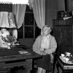 Mevrouw Roogaards-Sandberg 27 oktober 80 jaar , nog steeds actrice. Opnamen aan , Bestanddeelnr 908-0585