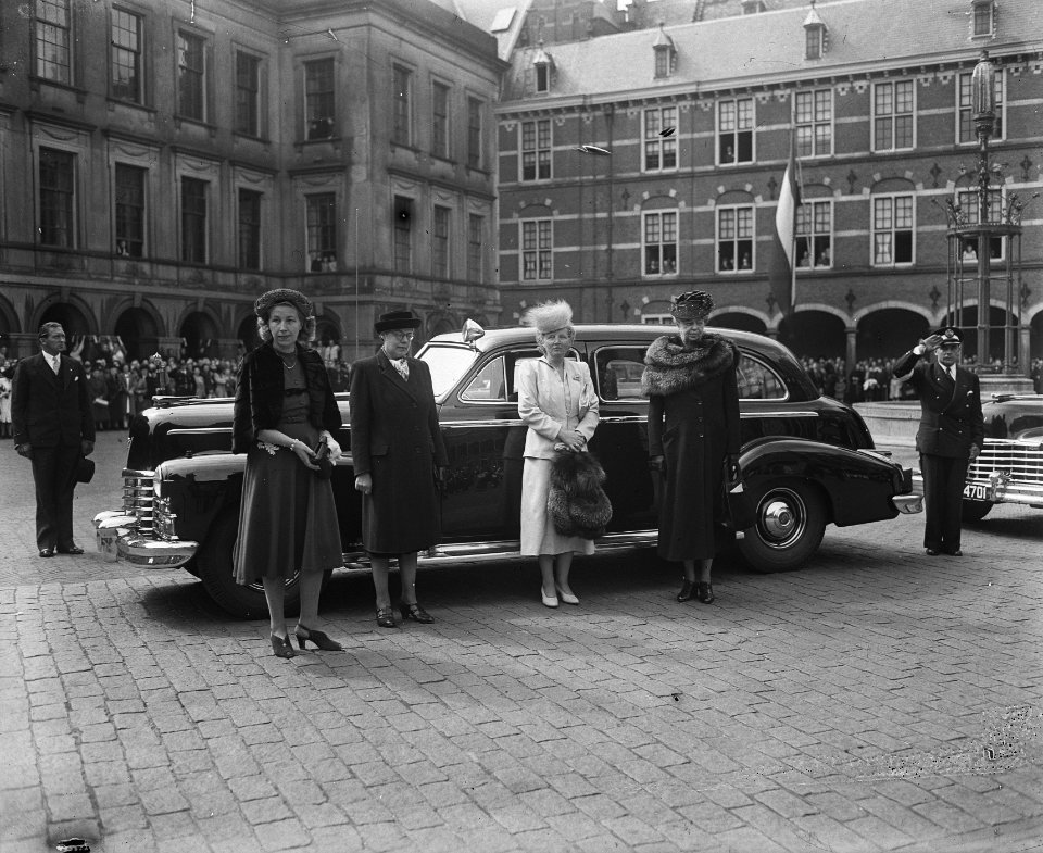 Mevrouw Roosevelt in Den Haag met Prinses Juliana, Bestanddeelnr 902-6905
