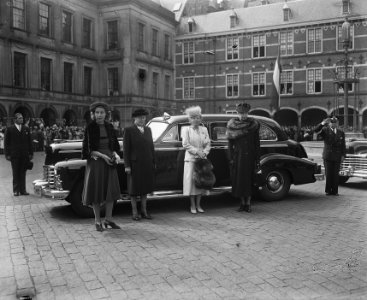 Mevrouw Roosevelt in Den Haag met Prinses Juliana, Bestanddeelnr 902-6905