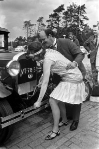 Mevrouw Molenaar, geassisteerd door haar man, start de motor van de Ford met beh, Bestanddeelnr 920-4590