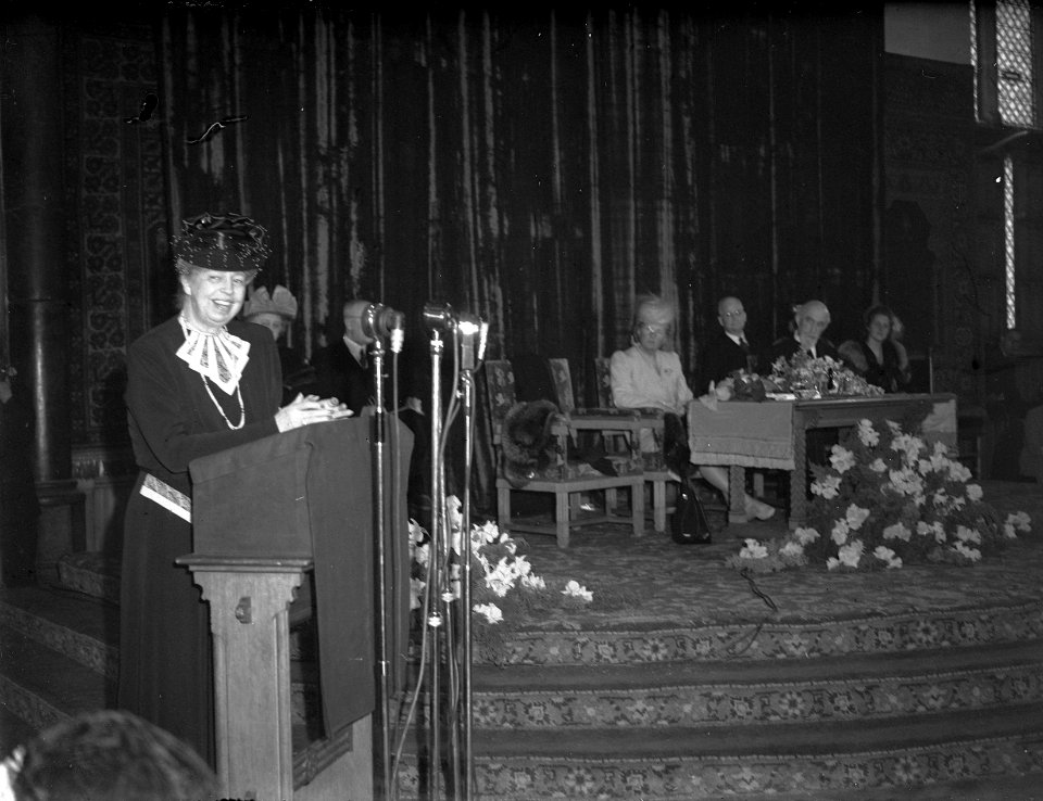 Mevrouw Roosevelt in Den Haag met Prinses Juliana Tijdens speech Mevrouw Rooseve, Bestanddeelnr 902-6906
