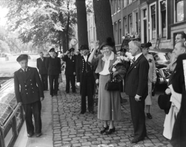 Mevrouw Roosevelt groetend met burgemeester, Bestanddeelnr 904-0306