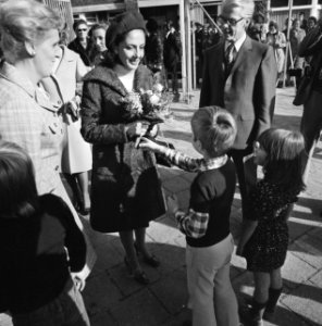 Mevrouw Leone, echtgenote van de Italiaanse president, bezoekt de Montessorischo, Bestanddeelnr 926-7794