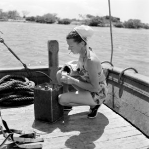 Mevrouw Hakkenberg aan boord van een schip in de Fuikbaai, Bestanddeelnr 252-3008