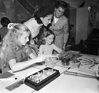 Mevrouw Leone, echtgenote van de Italiaanse president, bezoekt de Montessorischo, Bestanddeelnr 926-7791