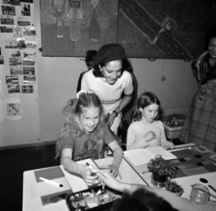 Mevrouw Leone, echtgenote van de Italiaanse president, bezoekt de Montessorischo, Bestanddeelnr 926-7790