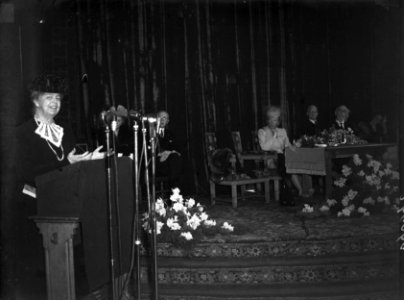 Mevrouw Roosevelt in Den Haag met Prinses Juliana Tijdens speech Mevrouw Rooseve, Bestanddeelnr 934-6804