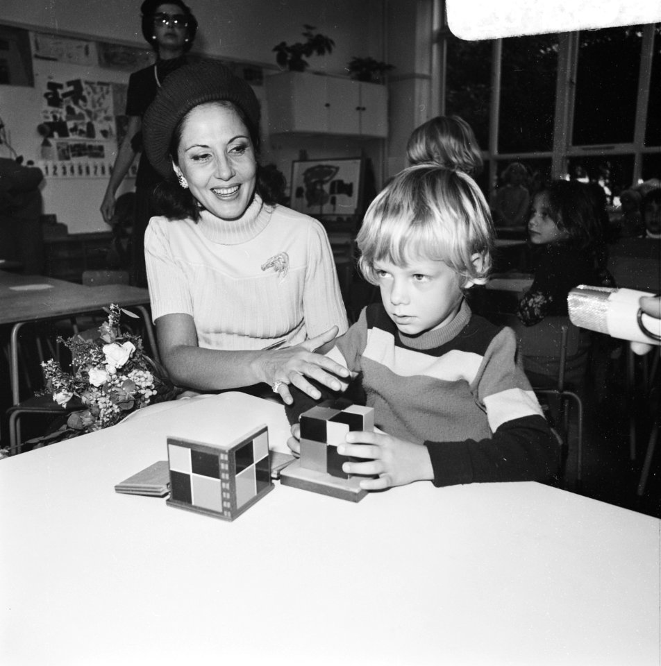 Mevrouw Leone, echtgenote van de Italiaanse president, bezoekt de Montessorischo, Bestanddeelnr 926-7798