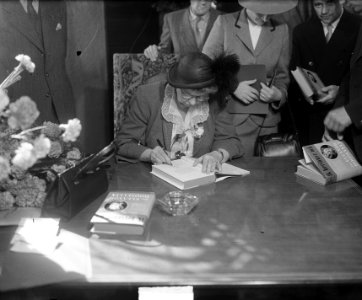 Mevrouw Roosevelt zet handtekening, Bestanddeelnr 904-0311
