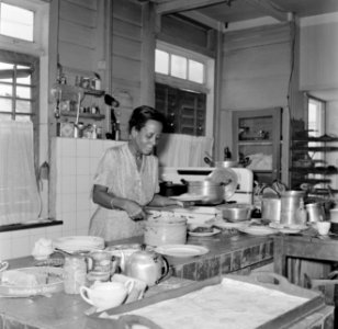 Mevrouw Lashley in haar keuken, Bestanddeelnr 252-4783