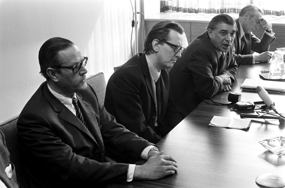 Metaal CAO-overleg olv prof Goudswaard voortgezet, vlnr Prins (werkgever, Bestanddeelnr 926-3075