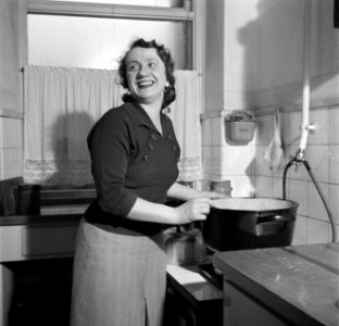 Mevrouw Nak achter het fornuis in haar keuken, Bestanddeelnr 252-9024