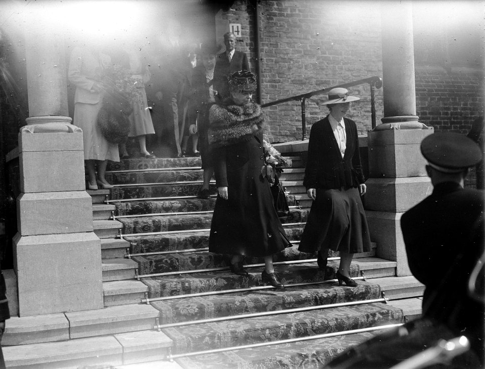 Mevrouw Roosevelt in Den Haag. Bij het verlaten van de Ridderzaal, Bestanddeelnr 934-6805