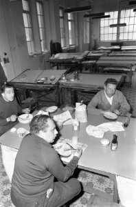 Metaalarbeiders houden fabriek bezet in Belgie, eten en drinken in de fabrieksha, Bestanddeelnr 920-3691