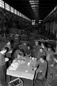 Metaalarbeiders houden fabriek bezet in Belgie, eten en drinken in de fabrieksha, Bestanddeelnr 920-3692