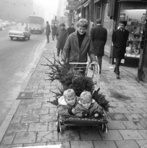 Mevrouw met tweeling in kinderwagen en daarop de kerstboom, Bestanddeelnr 917-2318