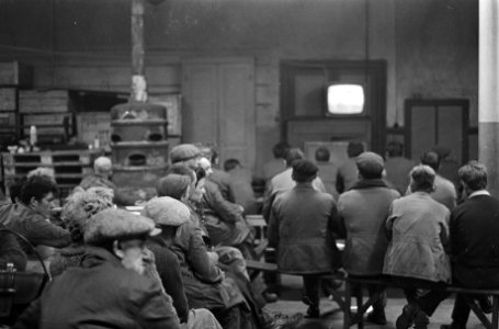 Metaalarbeiders houden fabriek bezet in Belgie, TV kijken in de recreatie-zaal, Bestanddeelnr 920-3687