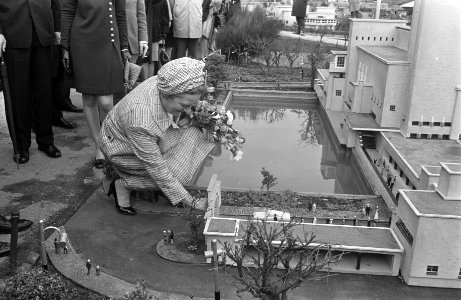 Mevrouw Marijnen , echtgenote van burgemeester Den Haag opent Madurodam, Bestanddeelnr 922-2569
