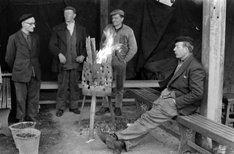 Metaalarbeiders houden fabriek bezet in Belgie, dag en nacht wordt de wacht betr, Bestanddeelnr 920-3694
