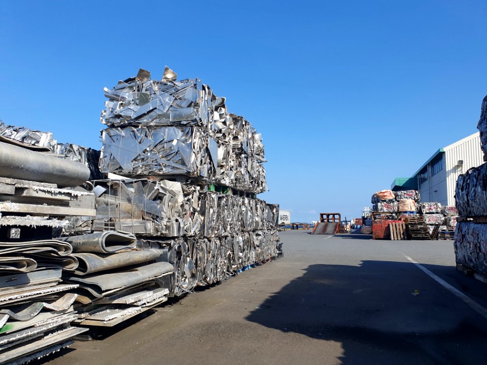 Metal scrap in Aomi
