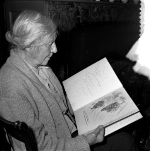 Mevrouw Roogaards-Sandberg 27 oktober 80 jaar , nog steeds actrice. Opnamen aan , Bestanddeelnr 908-0581