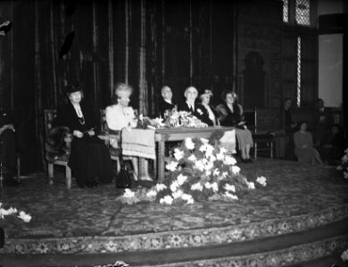 Mevrouw Roosevelt in Den Haag met Prinses Juliana In de Ridderzaal, Bestanddeelnr 902-6907