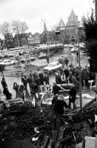 Met sloop bedreigde huis in Nieuwmarktbuurt bezet door buurtbewoners actiegroep, Bestanddeelnr 927-6421 photo