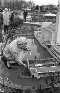 Mevrouw Marijnen , echtgenote van burgemeester Den Haag opent Madurodam, Bestanddeelnr 922-2568