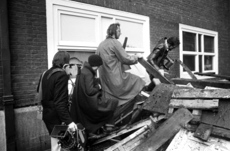 Met sloop bedreigde huis in Nieuwmarktbuurt bezet door buurtbewoners bezetters , Bestanddeelnr 927-6423
