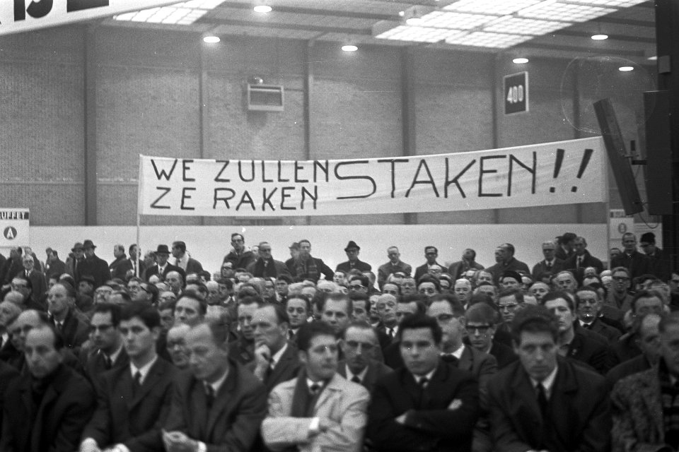 Metaalarbeiders van het NVV bijeen in Utrecht i.v.m. nieuwe CAO 23 spandoek W, Bestanddeelnr 921-9188