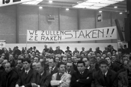 Metaalarbeiders van het NVV bijeen in Utrecht i.v.m. nieuwe CAO 23 spandoek W, Bestanddeelnr 921-9188