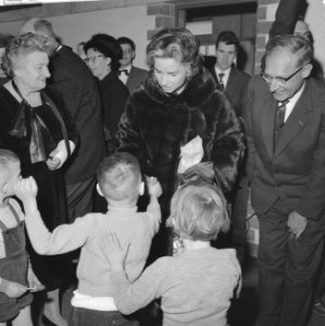Mevrouw Kennedy bezoekt Burgerweeshuis te Amsterdam, Bestanddeelnr 913-5645