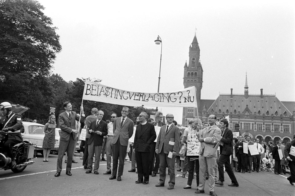 Met spandoeken vanaf het Vredespaleis te Den Haag met enveloppe in de hand, Bestanddeelnr 920-4512