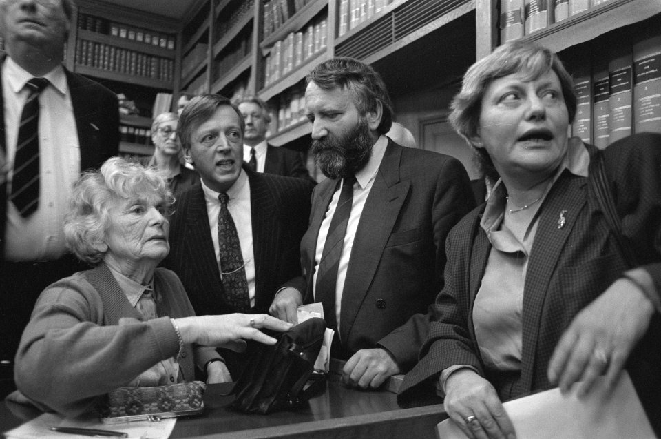 Mevrouw Fels-Kupferschmidt (l) en rabbijn Soetendorp (2e van rechts), Bestanddeelnr 934-3946