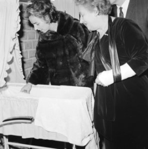 Mevrouw Kennedy bezoekt het Burgerweeshuis te Amsterdam, Bestanddeelnr 913-5643