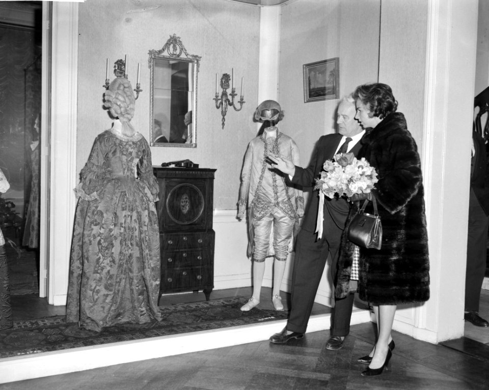 Mevrouw Kennedy bezoekt Costuummuseum te Den Haag, Bestanddeelnr 913-5658