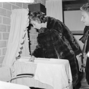 Mevrouw Kennedy bezoekt het Burgerweeshuis te Amsterdam, Bestanddeelnr 913-5641