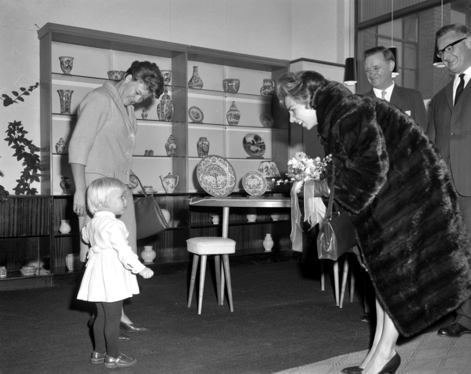 Mevrouw Kennedy bezoekt Costuummuseum te Den Haag, Bestanddeelnr 913-5649