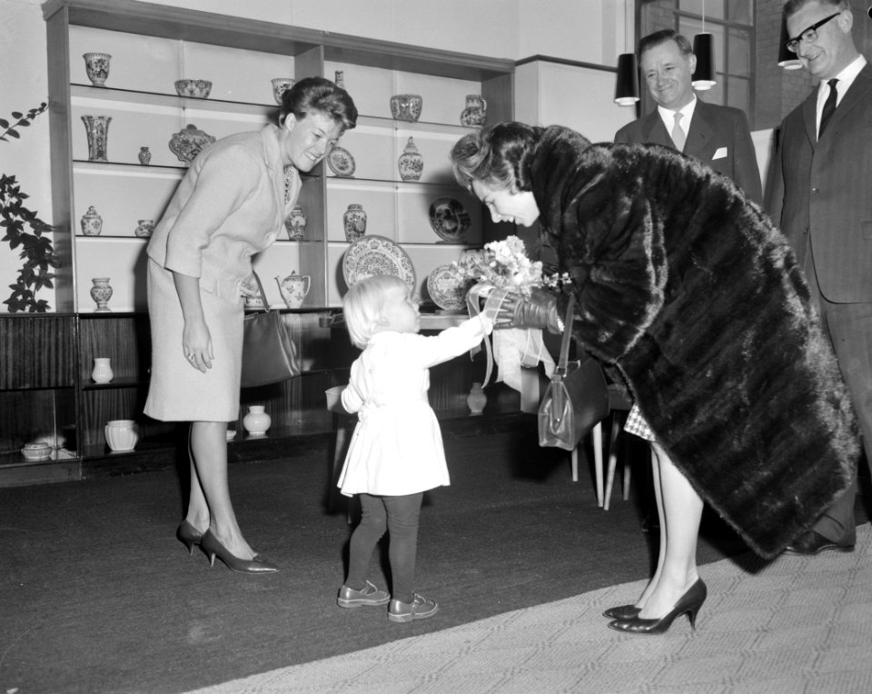 Mevrouw Kennedy bezoekt Costuummuseum te Den Haag, Bestanddeelnr 913-5654