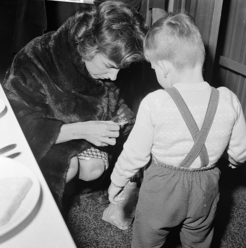 Mevrouw Kennedy bezoekt Burgerweeshuis te Amsterdam, Bestanddeelnr 913-5639