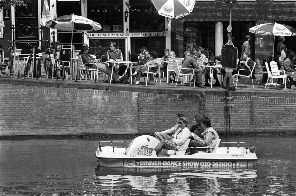 Met waterfiets in gracht Amsterdam, Bestanddeelnr 932-9953