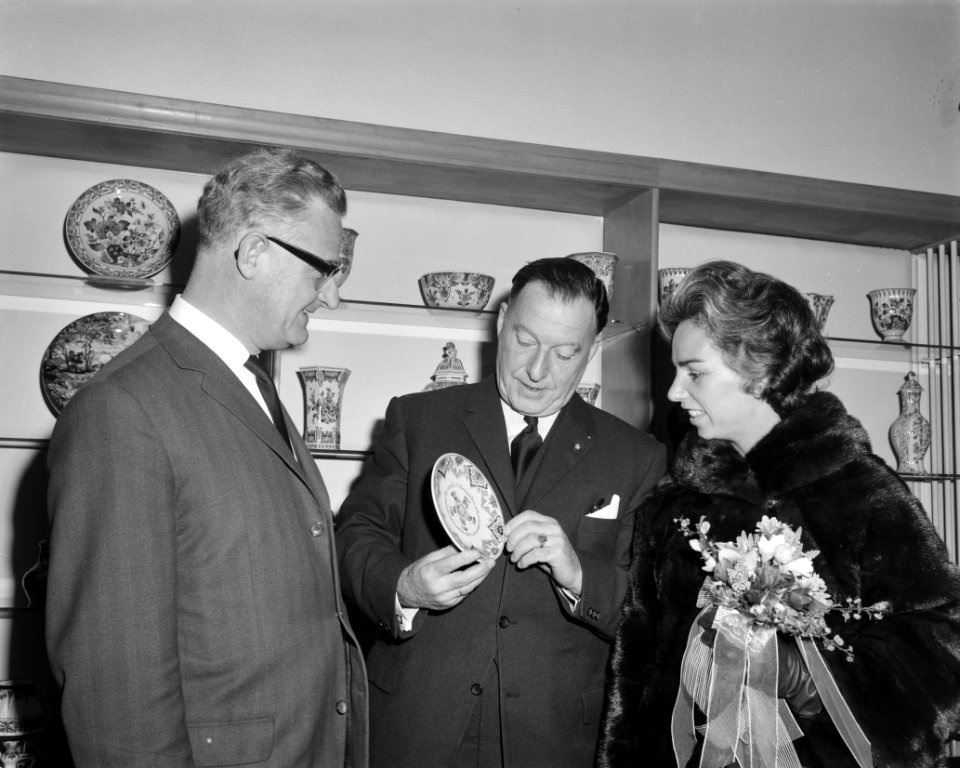 Mevrouw Kennedy bezoekt Costuummuseum te Den Haag, Bestanddeelnr 913-5656