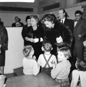 Mevrouw Kennedy bezoekt het Burgerweeshuis te Amsterdam, Bestanddeelnr 913-5647