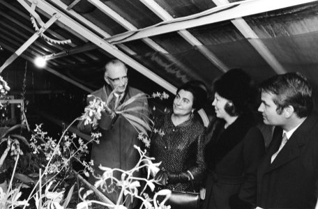 Mevrouw J. Broz (echtgenote President Tito) en Prinses Beatrix bezoeken een kwek, Bestanddeelnr 923-9431