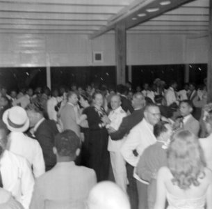 Mevrouw Jo de Greve danst met luitenant-kolonel Boogh bij de opening van een nie, Bestanddeelnr 252-7002
