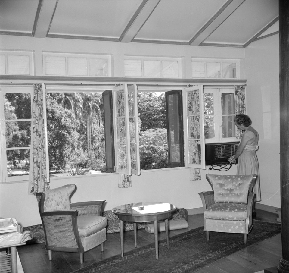 Mevrouw Klaasesz controleert de airconditioning in het koninklijk vertrek, Bestanddeelnr 252-2506