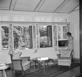 Mevrouw Klaasesz controleert de airconditioning in het koninklijk vertrek, Bestanddeelnr 252-2506