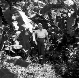 Mevrouw Joy Boogh in de voormalige Jodensavanna aan de Surinamerivier, Bestanddeelnr 252-6931