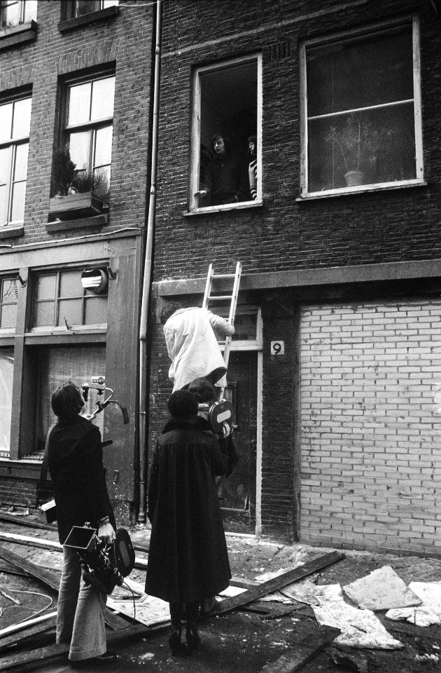 Met sloop bedreigde huis in Nieuwmarktbuurt bezet door buurtbewoners bezetters , Bestanddeelnr 927-6422